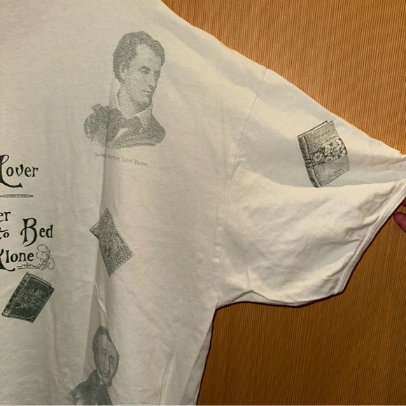 A Book Lover Never Goes to Bed Alone | Vintage T-shirt | 100% Cotton - Picture 8 of 9